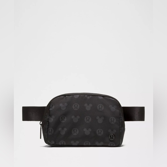 🖤🆕 Lululemon x Disney Everywhere Belt Bag Mickey and Logo Print - Disney Black - Picture 1 of 9